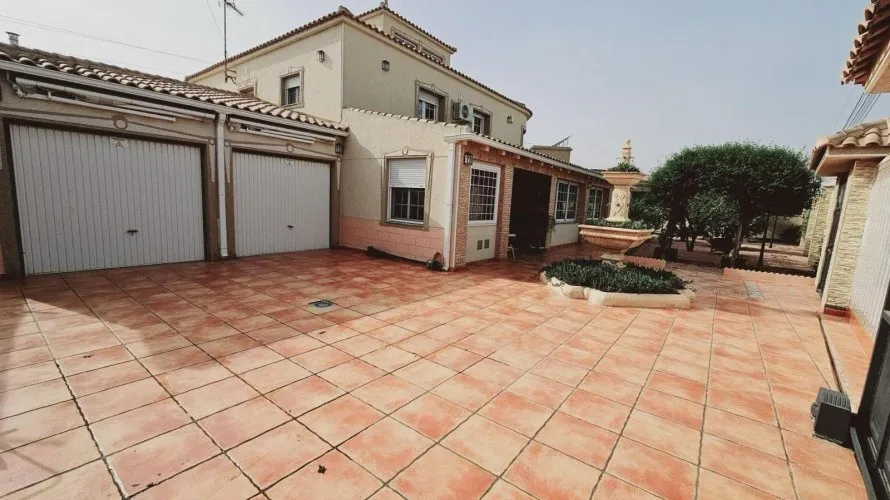 Villa de 5 chambres à Torrevieja, Espagne No. 2065