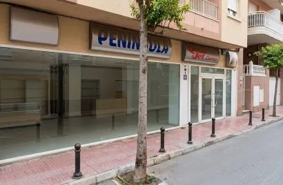 Commercial property de 100m² à Torrevieja, Espagne No. 3074