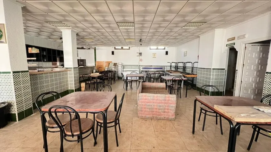 Commercial property de 300m² à Torrevieja, Espagne No. 2933