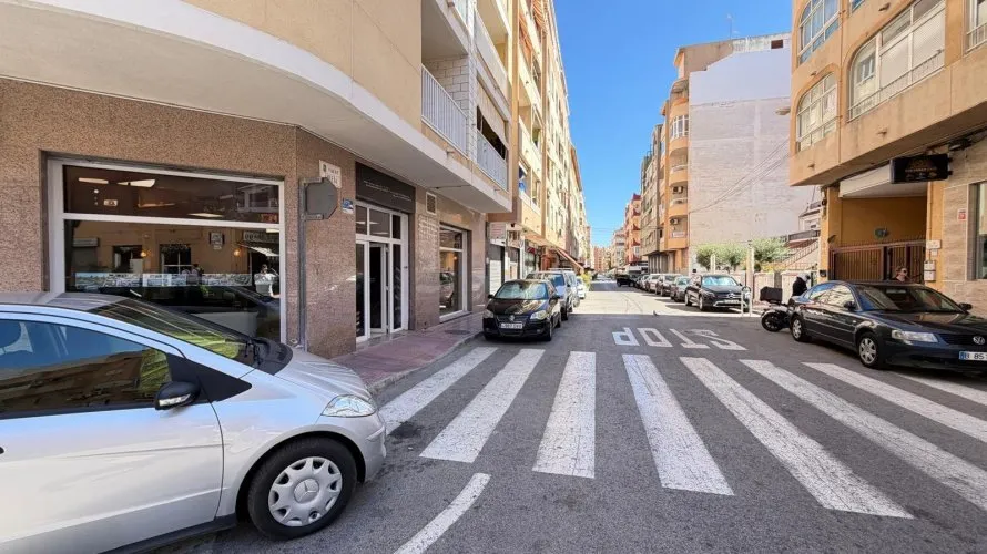 Commercial property de 121m² à Torrevieja, Espagne No. 3085 № 1