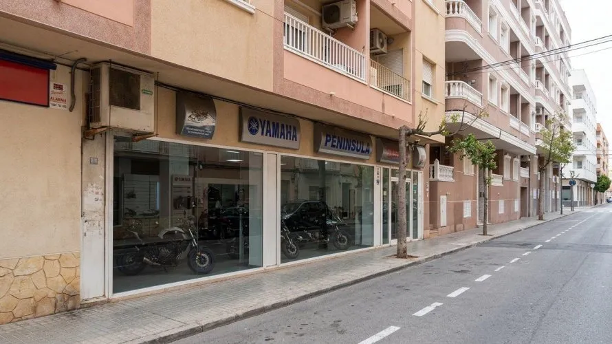 Commercial property de 100m² à Torrevieja, Espagne No. 3074 № 1