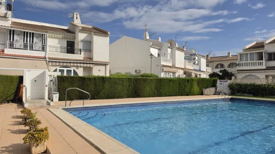 Bungalow de 1 chambre à Torrevieja, Espagne No. 3547 № 1