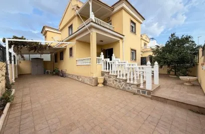 Villa de 4 chambres à Alicante, Espagne No. 3556