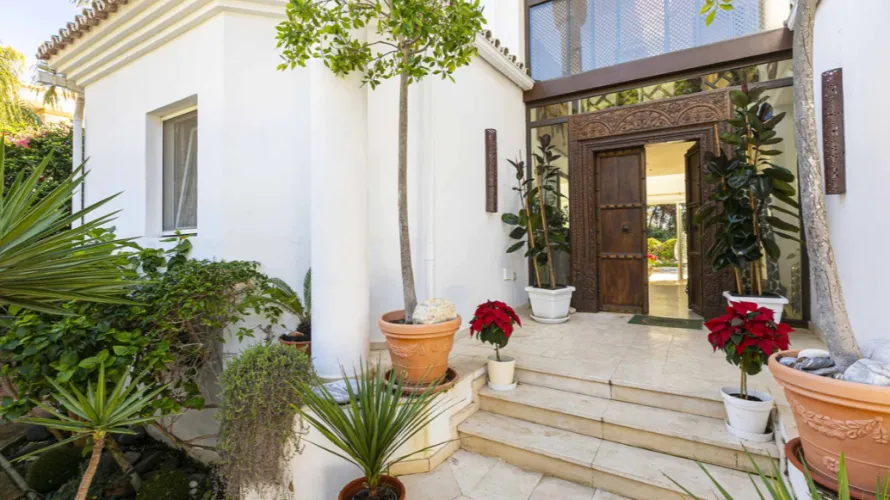 4 bedrooms villa for sale , Marbella, Spain No. 1027 № 1