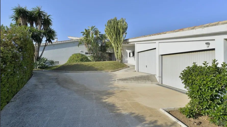 6 bedrooms villa for sale , Marbella, Spain No. 1025