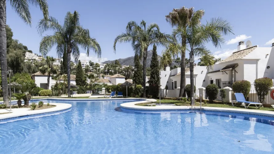 2 bedrooms apartment for sale , Nueva Andalucia, Spain No. 1055 № 15