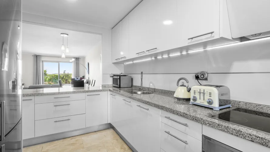 2 bedrooms apartment for sale , Estepona, Spain No. 1052 № 4