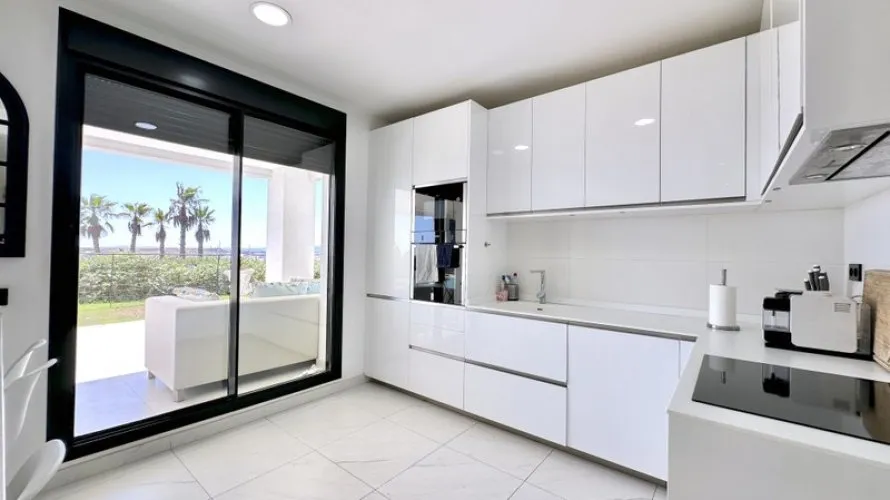 3 bedrooms apartment for sale , Estepona, Spain No. 944 № 6