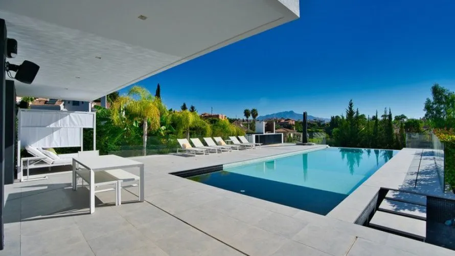 4 bedrooms villa for sale , Estepona, Spain No. 372