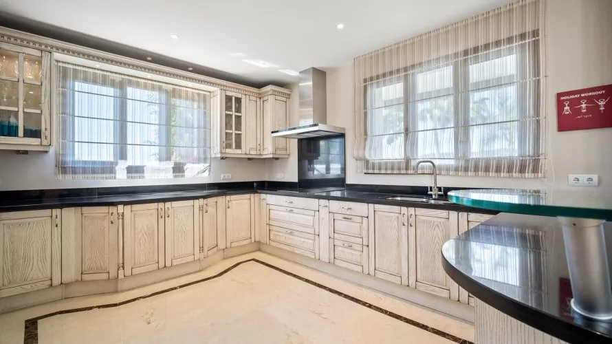 6 bedrooms villa for sale , Benahavis, Spain No. 664 № 12