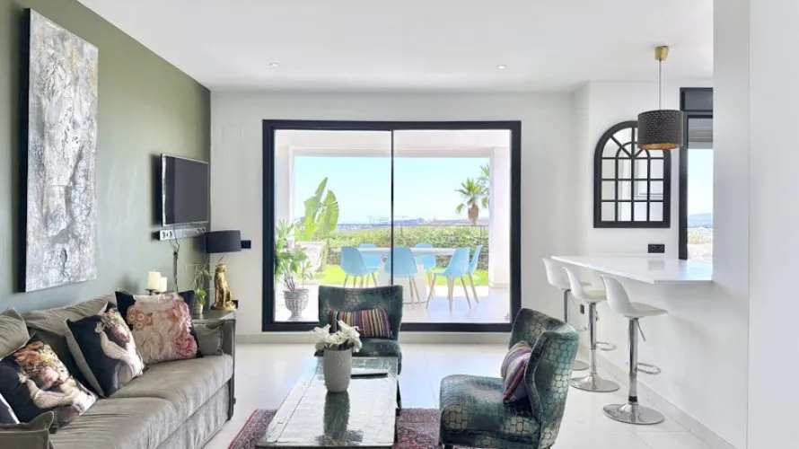 3 bedrooms apartment for sale , Estepona, Spain No. 944 № 1