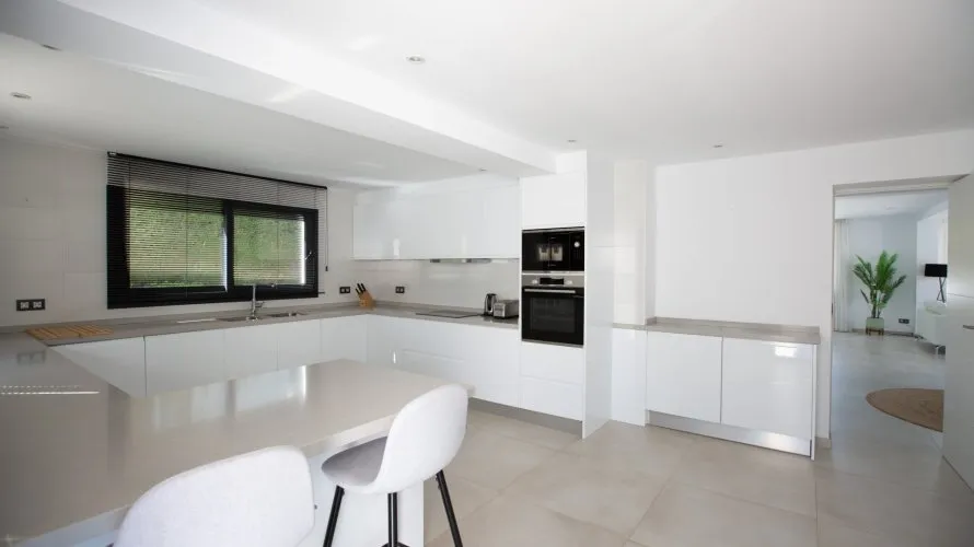 4 bedrooms villa for sale , Marbella, Spain No. 391 № 2