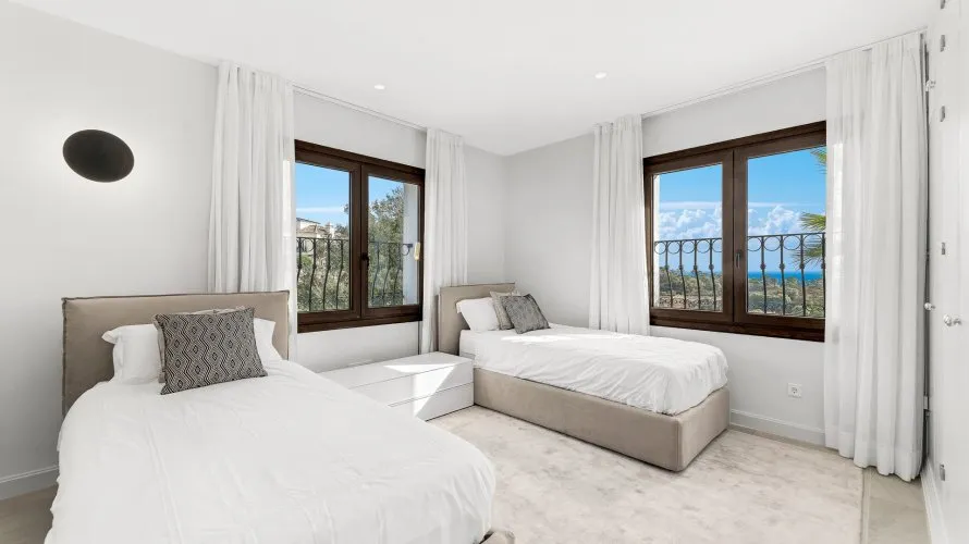 5 bedrooms villa for sale , Estepona, Spain No. 516 № 2