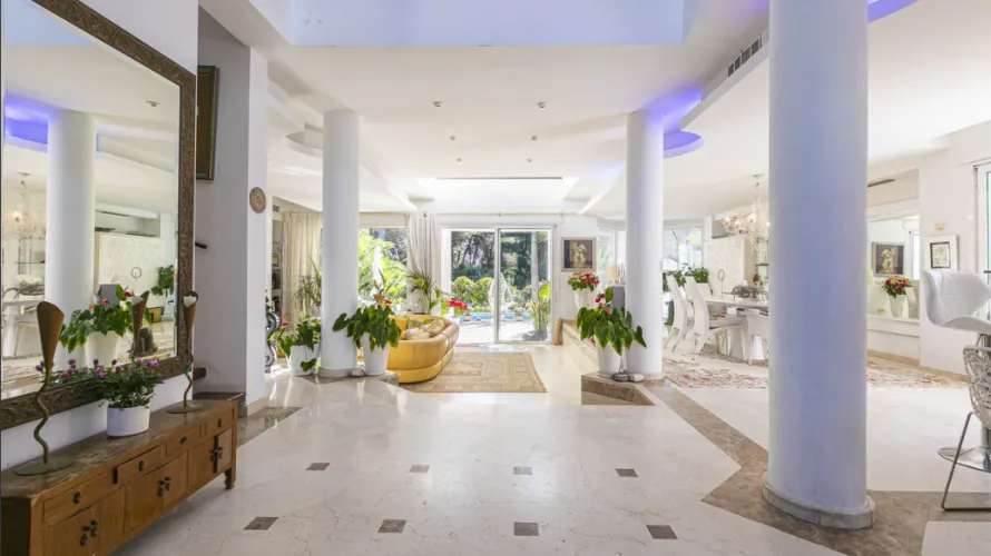 4 bedrooms villa for sale , Marbella, Spain No. 1027 № 3