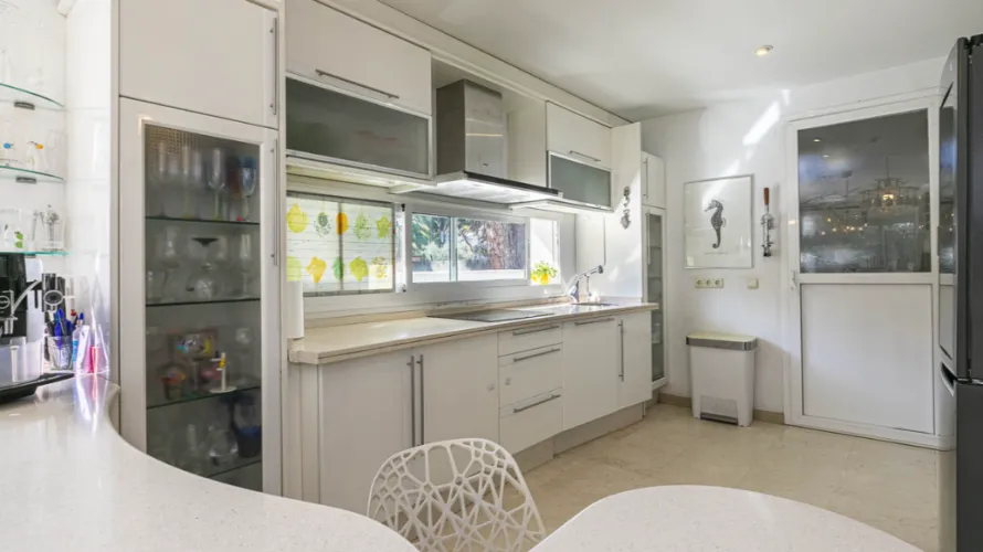 4 bedrooms villa for sale , Marbella, Spain No. 1027 № 16