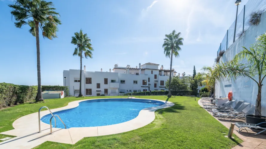 3 bedrooms apartment for sale , Estepona, Spain No. 649 № 2