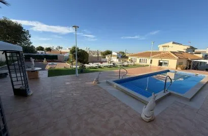 4 bedrooms villa for sale, Villamartin, Spain No. 2373