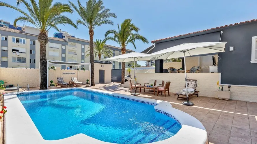 4 bedrooms villa for sale, Torrevieja, Spain No. 2165 № 1