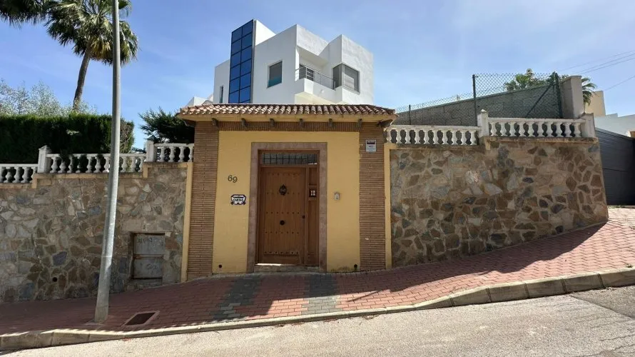 4 bedrooms apartment for sale, Torrevieja, Spain No. 2383 № 1