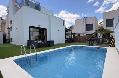 5 bedrooms villa for sale, Torrevieja, Spain No. 2447