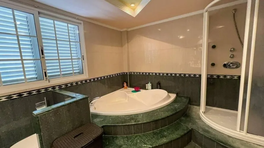 4 bedrooms apartment for sale, Manises, Spain No. 2482 № 11