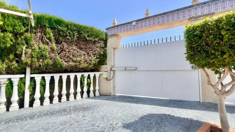 3 bedrooms villa for sale, Torrevieja, Spain No. 1486 № 2